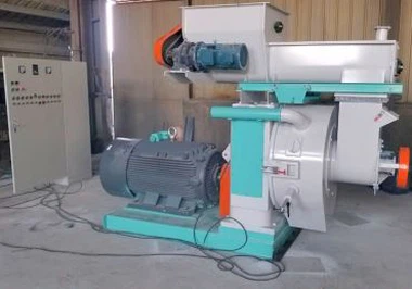 Stroj za stiskanje peletov iz biomase